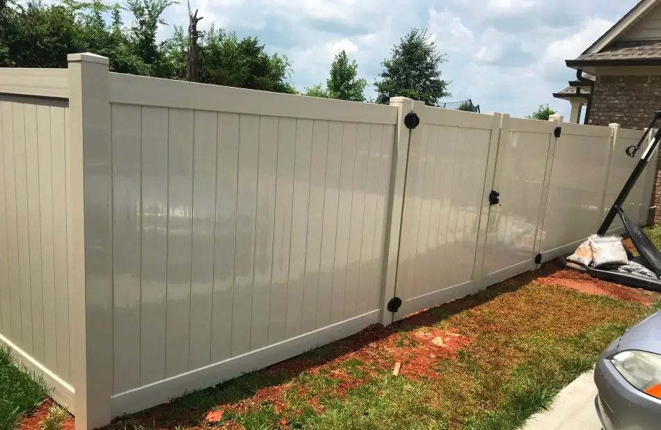 Tan vinyl privacy fence, Portland, TN